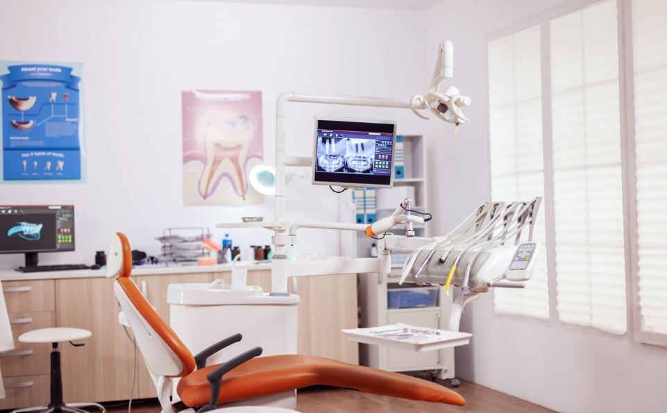 Read more about the article Dental Clinic Services Explained | From Cleaning to Smile Makeover