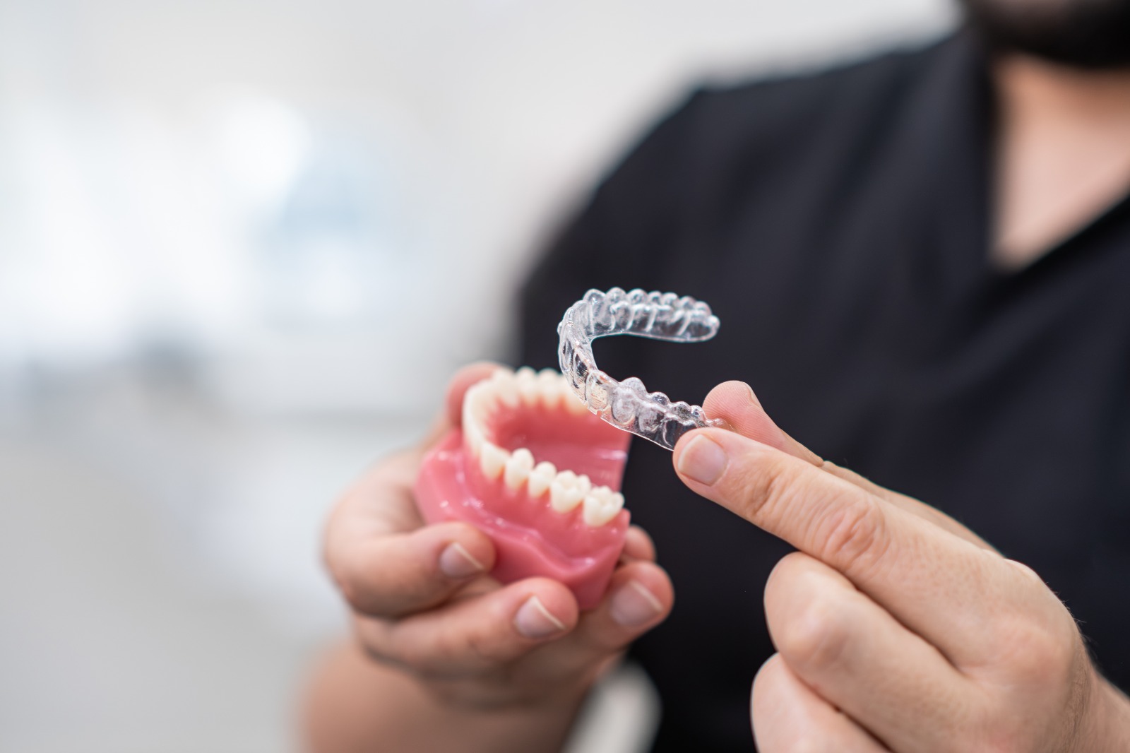 Read more about the article Why Are More Adults Choosing Invisible Teeth Alignment?